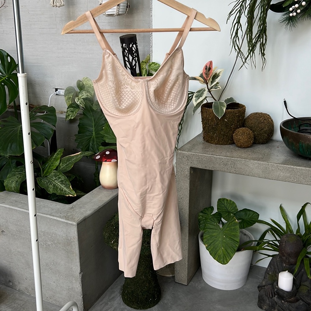 NWOT Wacoal shapwear with minimizer bra